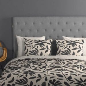 Grijs hoofdbord met beddengoed met bladdessin