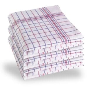 Gestapelde geruite theedoeken in rood en blauw patroon.