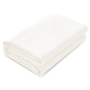 Opgevouwen witte deken op een witte achtergrond.