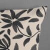 Kussenhoes met zwart-wit bladpatroon