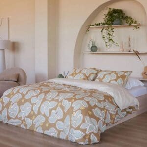 Slaapkamer met bed en planten op de boekenplank.