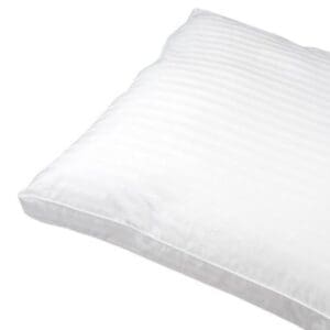 Wit kussen met gestreepte hoes