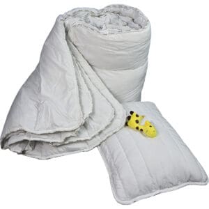 Wit dekbed en kussen met knuffelbeest.