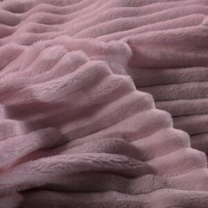 Zachte roze pluche stof met ribbelstructuur.