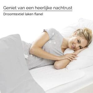 Vrouw op bed met flanellen laken, glimlachend