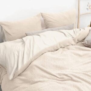 Beige beddengoed met kussens en deken