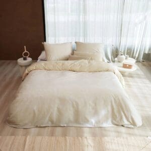 Moderne slaapkamer met beige dekbedovertrek en kussens