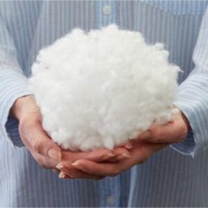 Handen houden pluizige witte wolk vulling