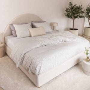 Sfeervolle slaapkamer met tweepersoonsbed en planten