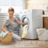 Vrouw wast kleren met wasmachine, wasbaar op 40°C.