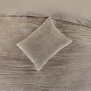 Ribfluwelen kussen op geribbelde dekbedovertrek