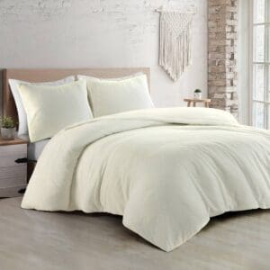 Slaapkamer met beige dekbed en planten