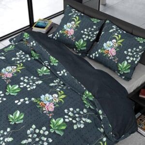 Donker beddengoed met kleurrijke bloemen en plantenpatroon.