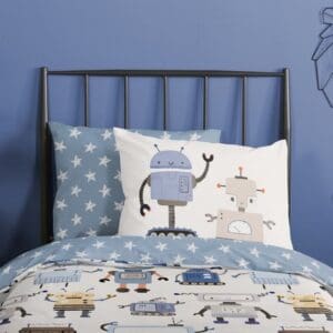 Kinderbeddengoed met robotprint op een metalen bed.