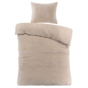 Beige dekbedovertrek met kussen op witte achtergrond.