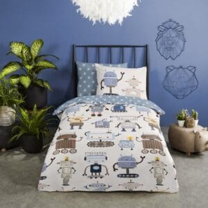 Kinderkamerbed met robotprint dekbedovertrek en decoratieplanten.
