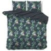 Beddengoed met bloemenpatroon, groene en blauwe tinten.