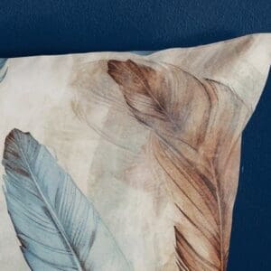 Kussenhoes met blauwe en bruine verenprint