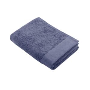 Blauwe handdoek opgevouwen op witte achtergrond