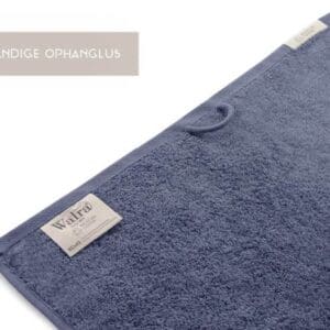 Blauwe handdoek met ophanglus en label.