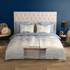 Dekbedovertrek met zeilbootmotief in moderne slaapkamer