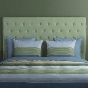 Groen slaapkamerinterieur met modern bed en kussens