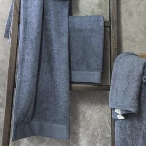 Blauwe handdoeken op houten ladderdisplay