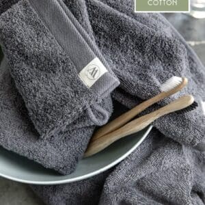 Grijze handdoeken en bamboe tandenborstels, gerecycled katoen.