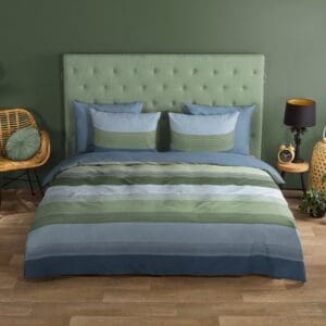 Groen en blauw gestreept beddengoed in slaapkamer