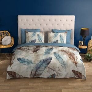 Sfeervol dekbedovertrek met verenontwerp op bed.