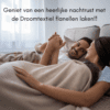 Stel geniet in bed met warme flanellen lakens.