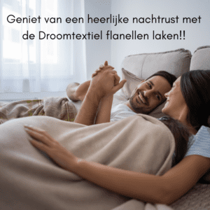 Stel geniet in bed met warme flanellen lakens.