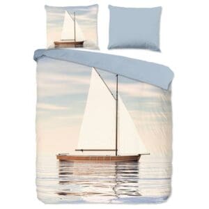 Dekbedovertrek met boot op rustige zeeontwerp.