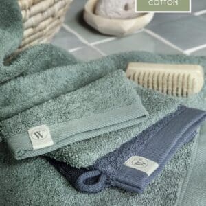 Handdoeken van gerecyclede katoen op badkamervloer