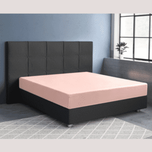 Tweepersoonsbed met roze matras in moderne slaapkamer