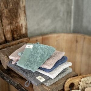 Stapel kleurrijke handdoeken op rustieke plank