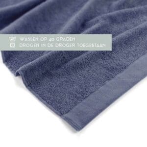 Donkerblauwe handdoek, wasvoorschrift 40 graden.