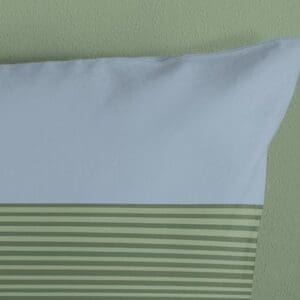 Groen gestreept kussen op groene muur.